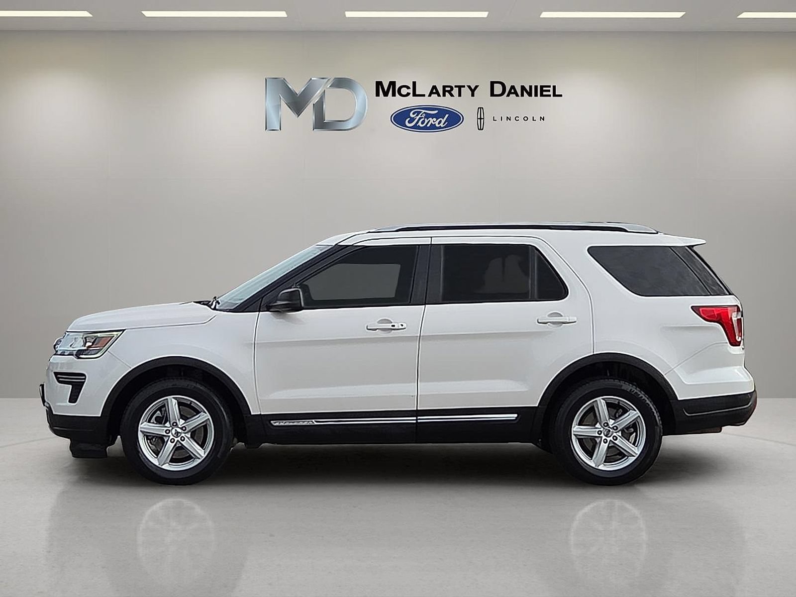 Used 2018 Ford Explorer XLT FWD video 3