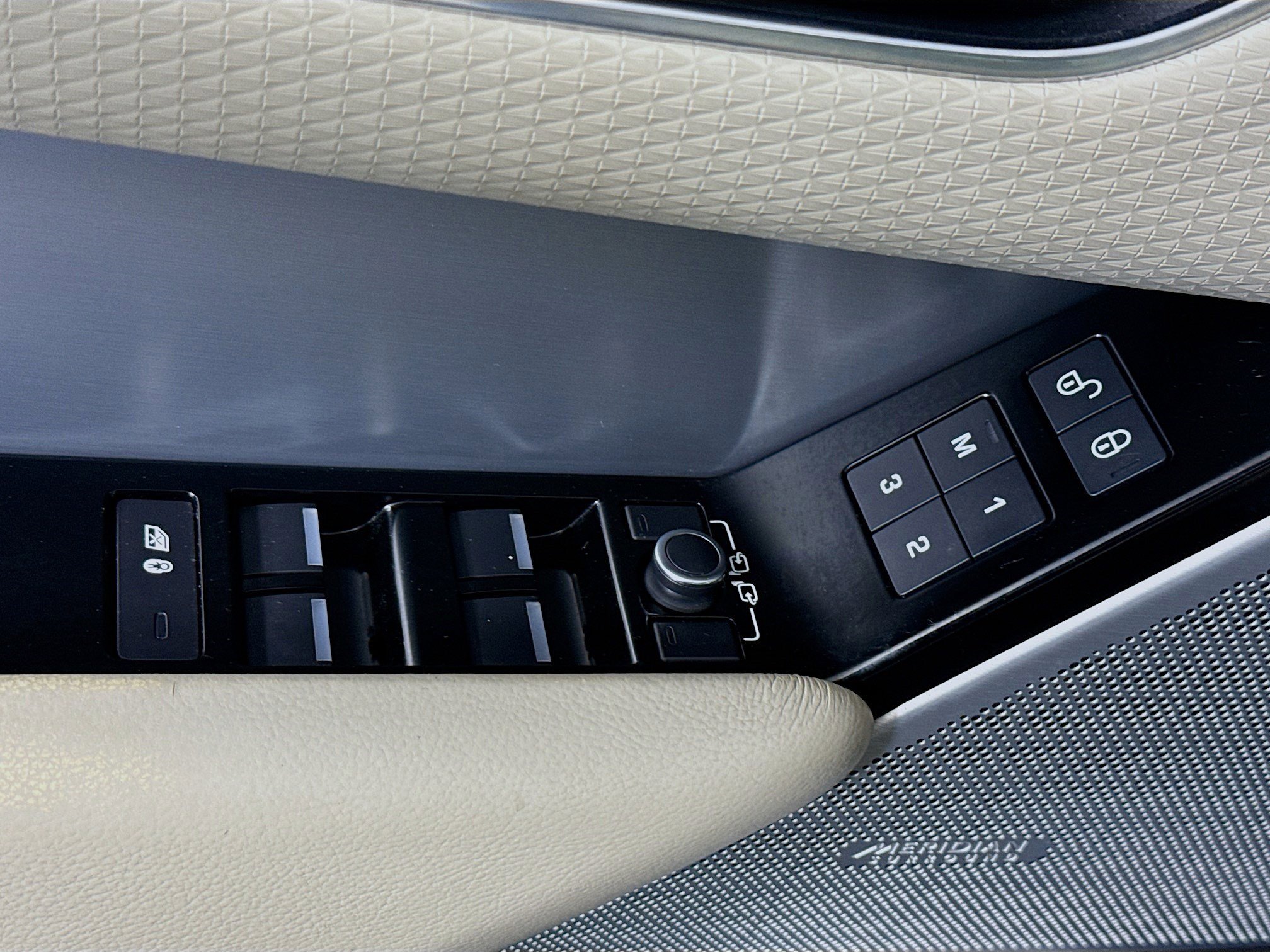 Used 2019 Land Rover Range Rover Velar R-Dynamic SE image 24