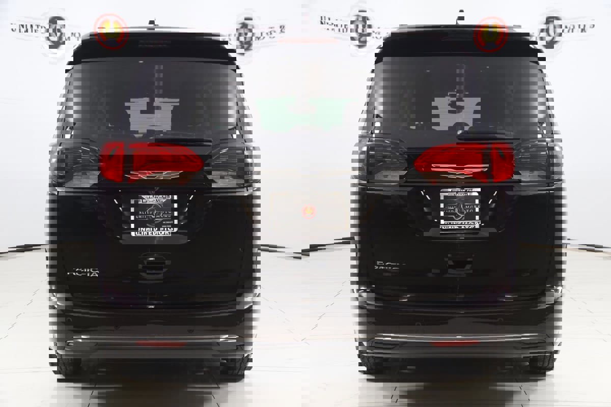 Used 2017 Chrysler Pacifica Touring-L image 44