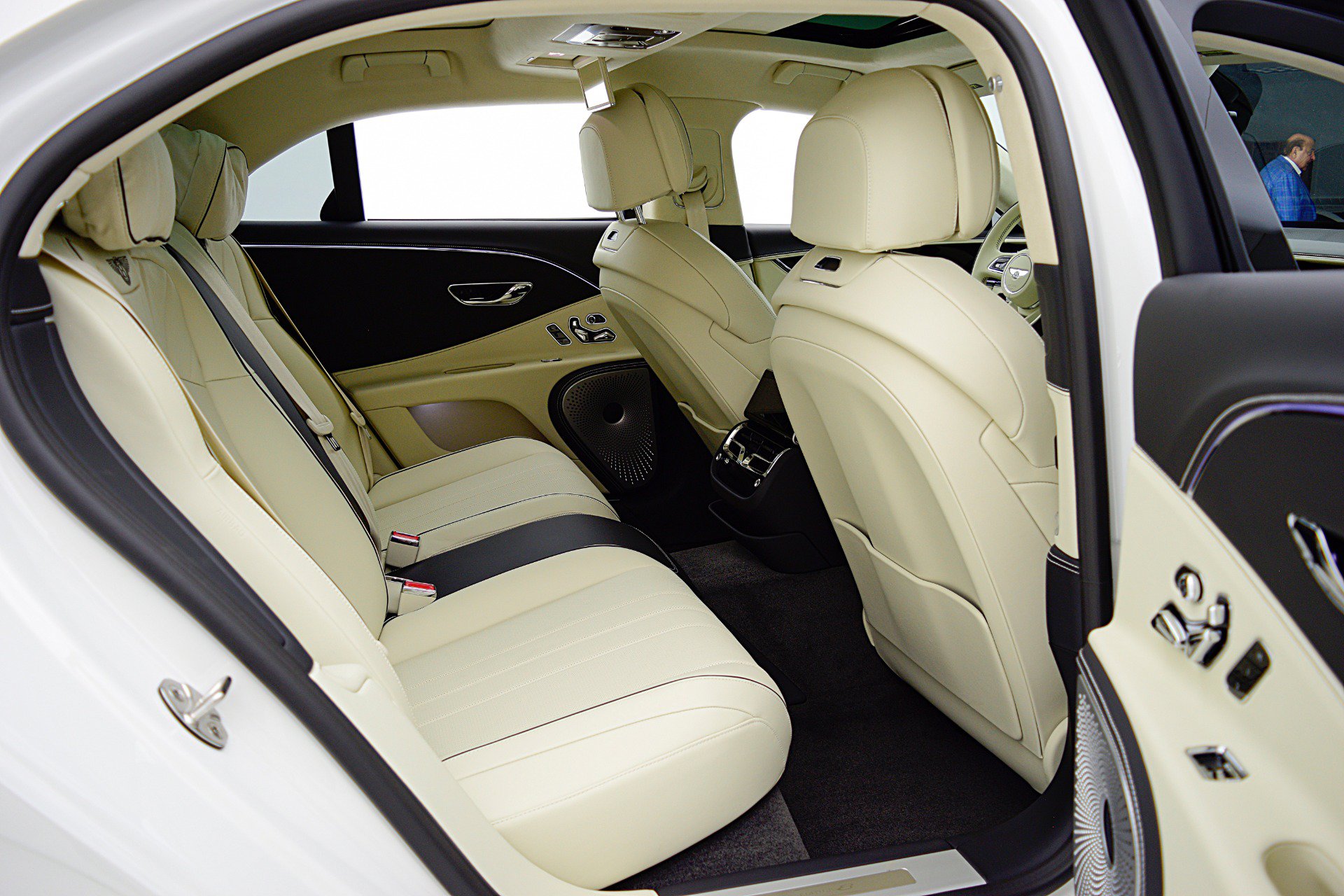 Used 2024 Bentley Flying Spur Azure AWD/4WD image 36