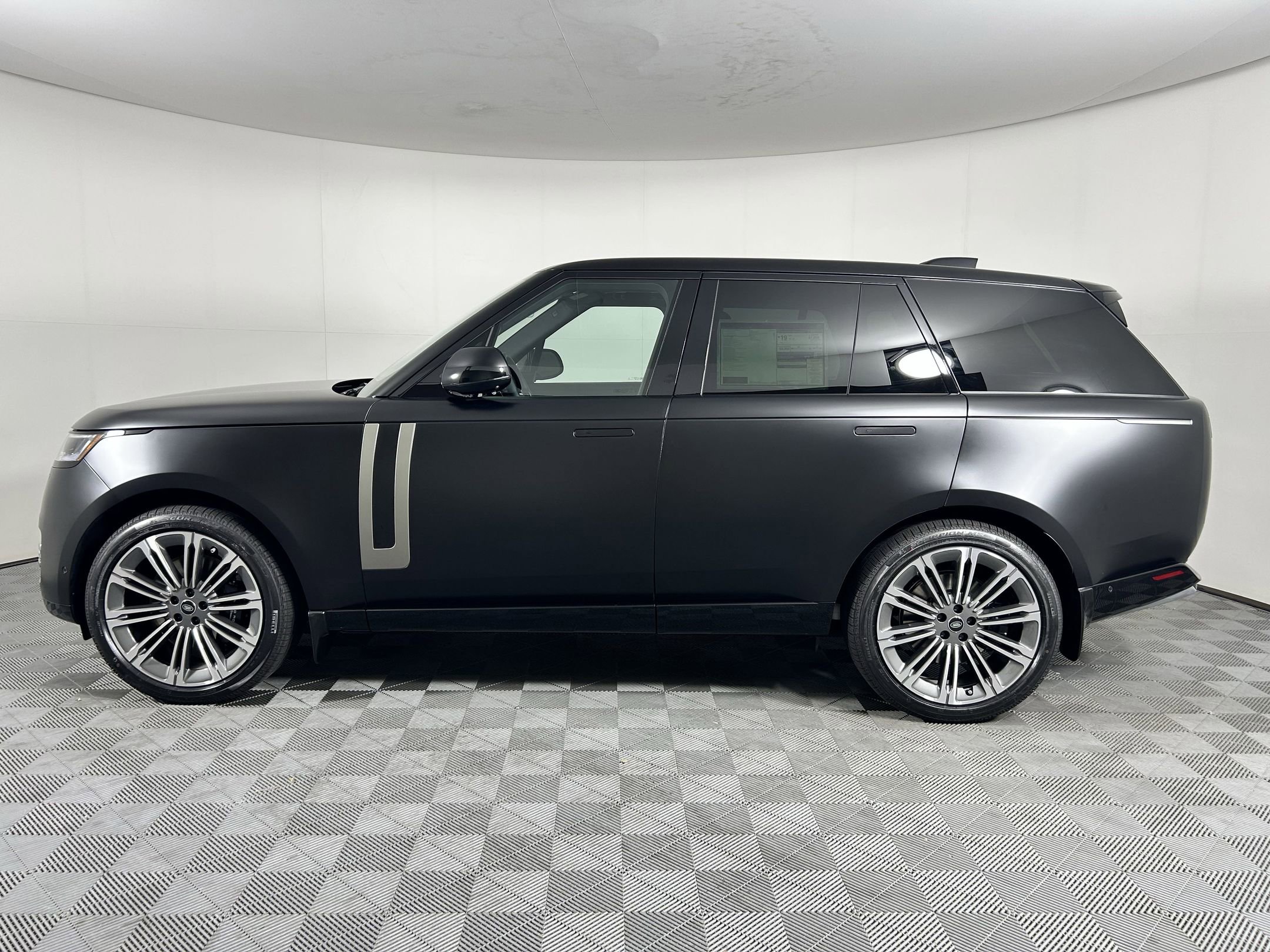 New 2025 Land Rover Range Rover SE image 2
