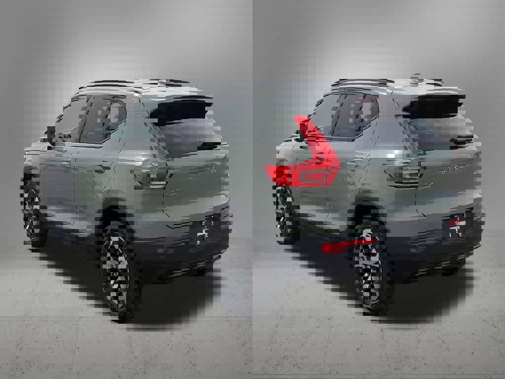Used 2023 Volvo XC40 B5 Plus w/ Driver Assist Package image 4