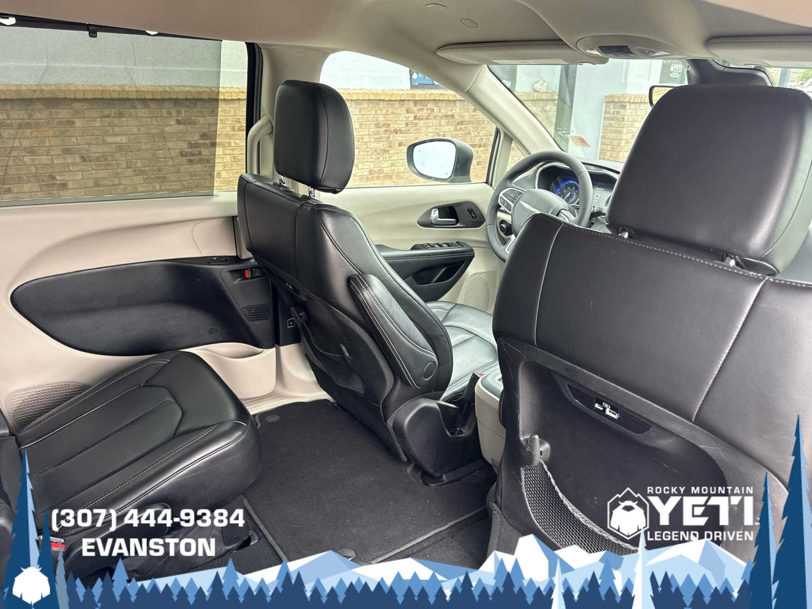 Used 2023 Chrysler Pacifica Touring-L FWD image 16