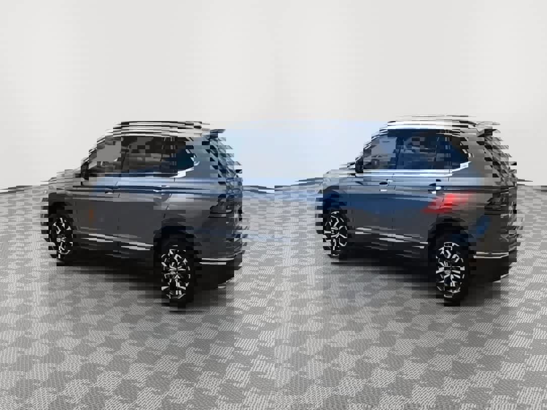 Used 2021 Volkswagen Tiguan SE w/ Panoramic Sunroof Package image 6