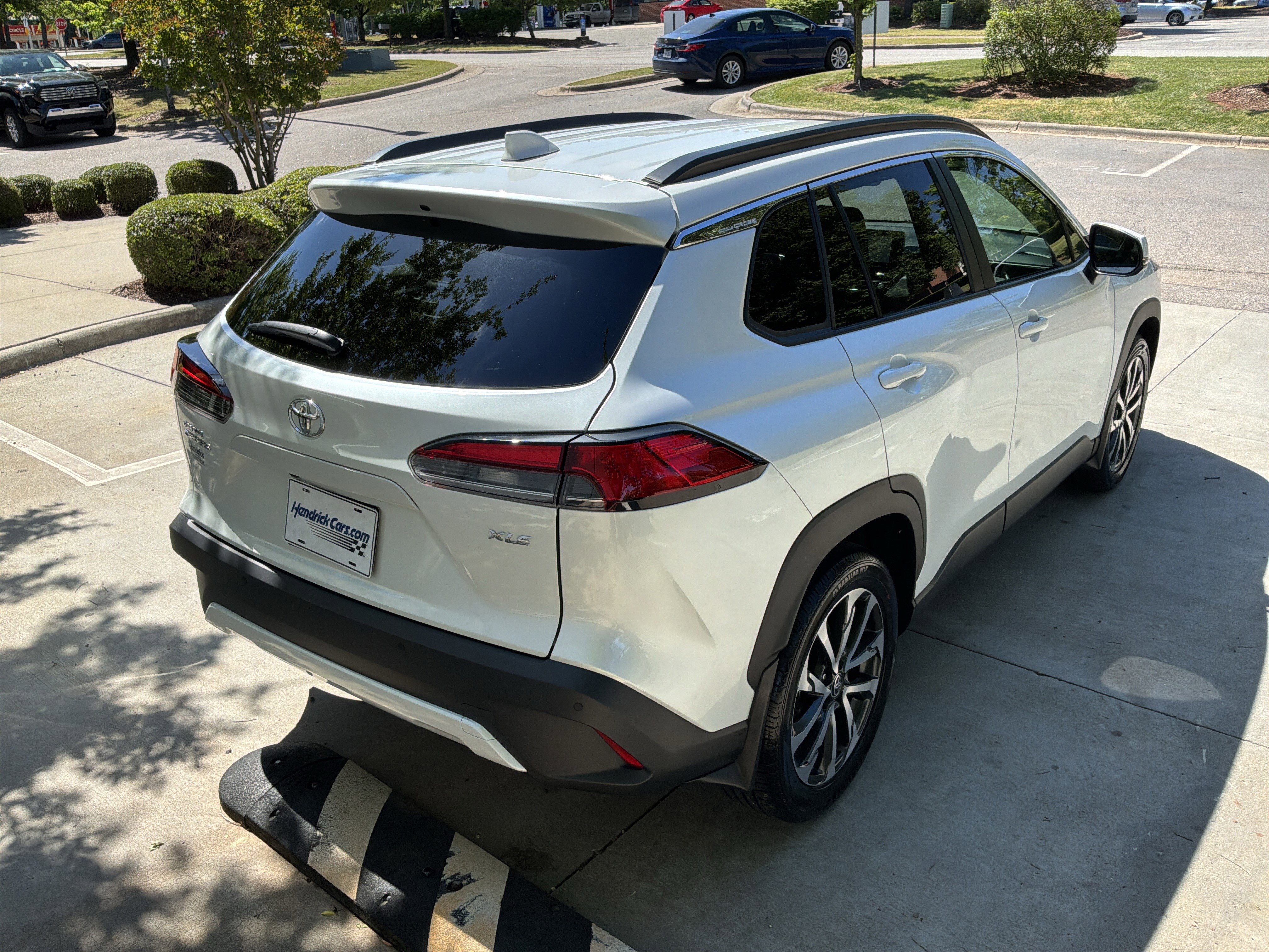 Used 2023 Toyota Corolla Cross XLE w/ Convenience Package FWD image 10