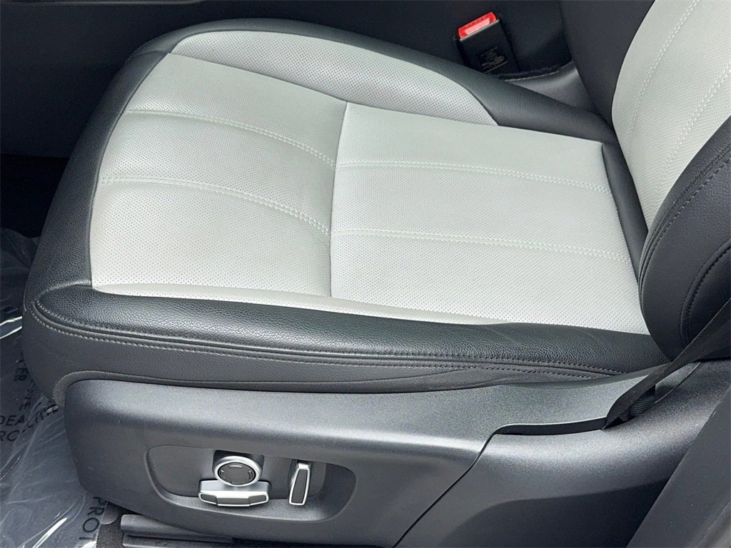 Used 2023 Land Rover Range Rover Evoque R-Dynamic SE image 38