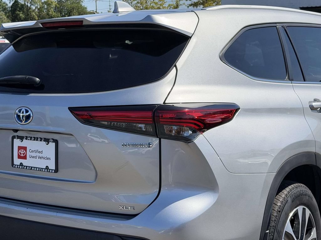 Used 2023 Toyota Highlander XLE AWD/4WD image 11