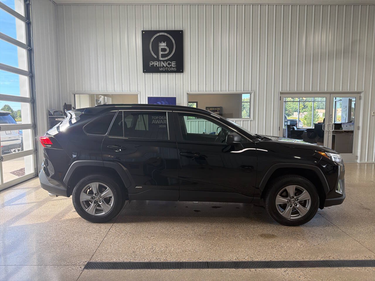 Used 2023 Toyota RAV4 LE AWD/4WD image 5