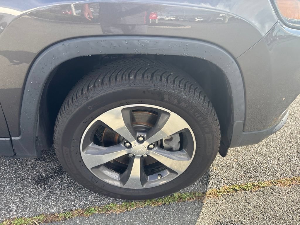Used 2019 Jeep Cherokee Limited AWD/4WD image 9
