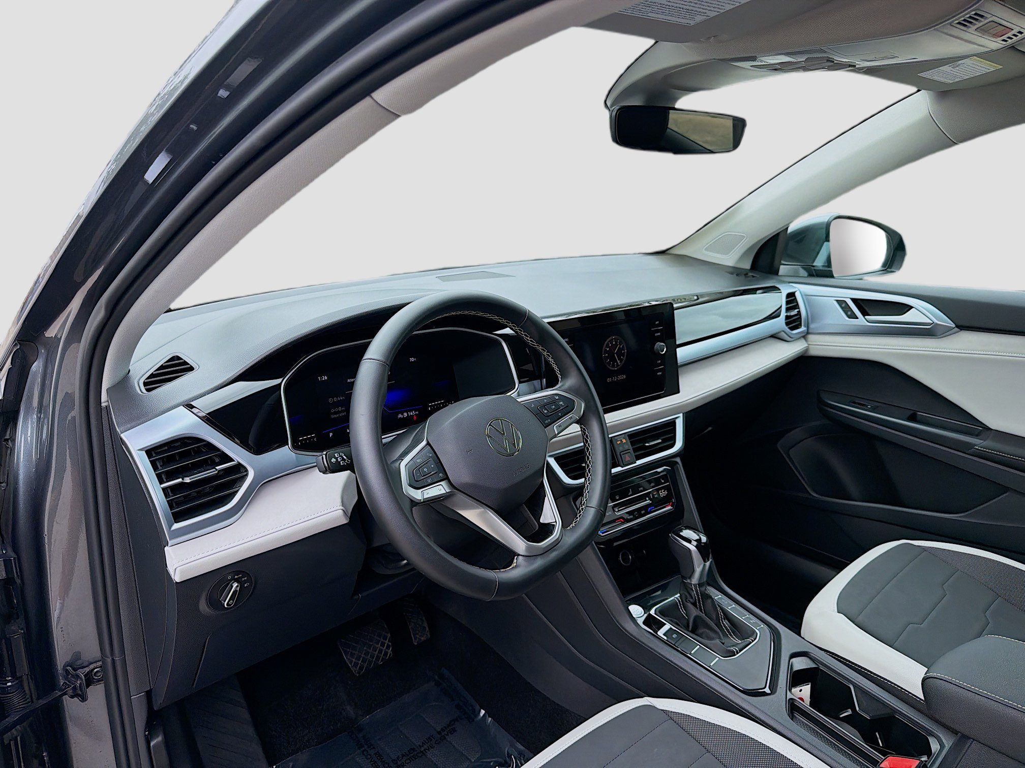 Certified 2025 Volkswagen Taos SE image 9