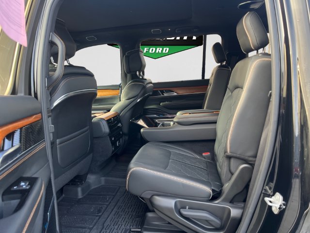 Used 2023 Jeep Grand Wagoneer Series III AWD/4WD image 9