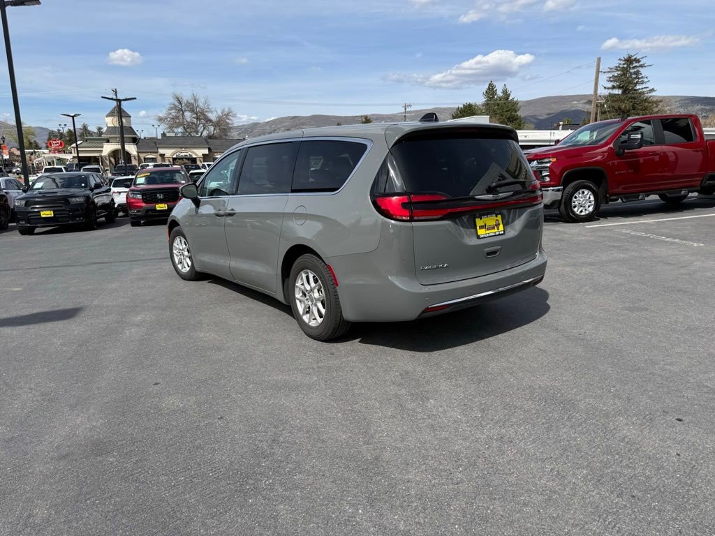 Used 2023 Chrysler Pacifica Touring-L FWD image 3