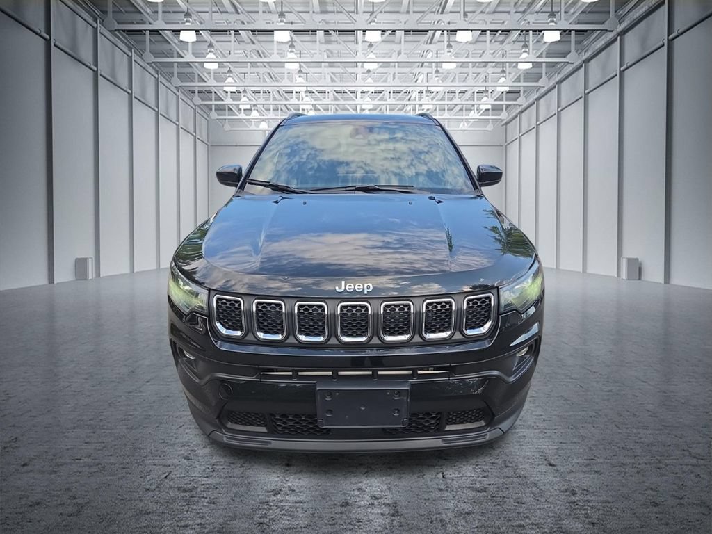 Used 2024 Jeep Compass Latitude AWD/4WD image 2