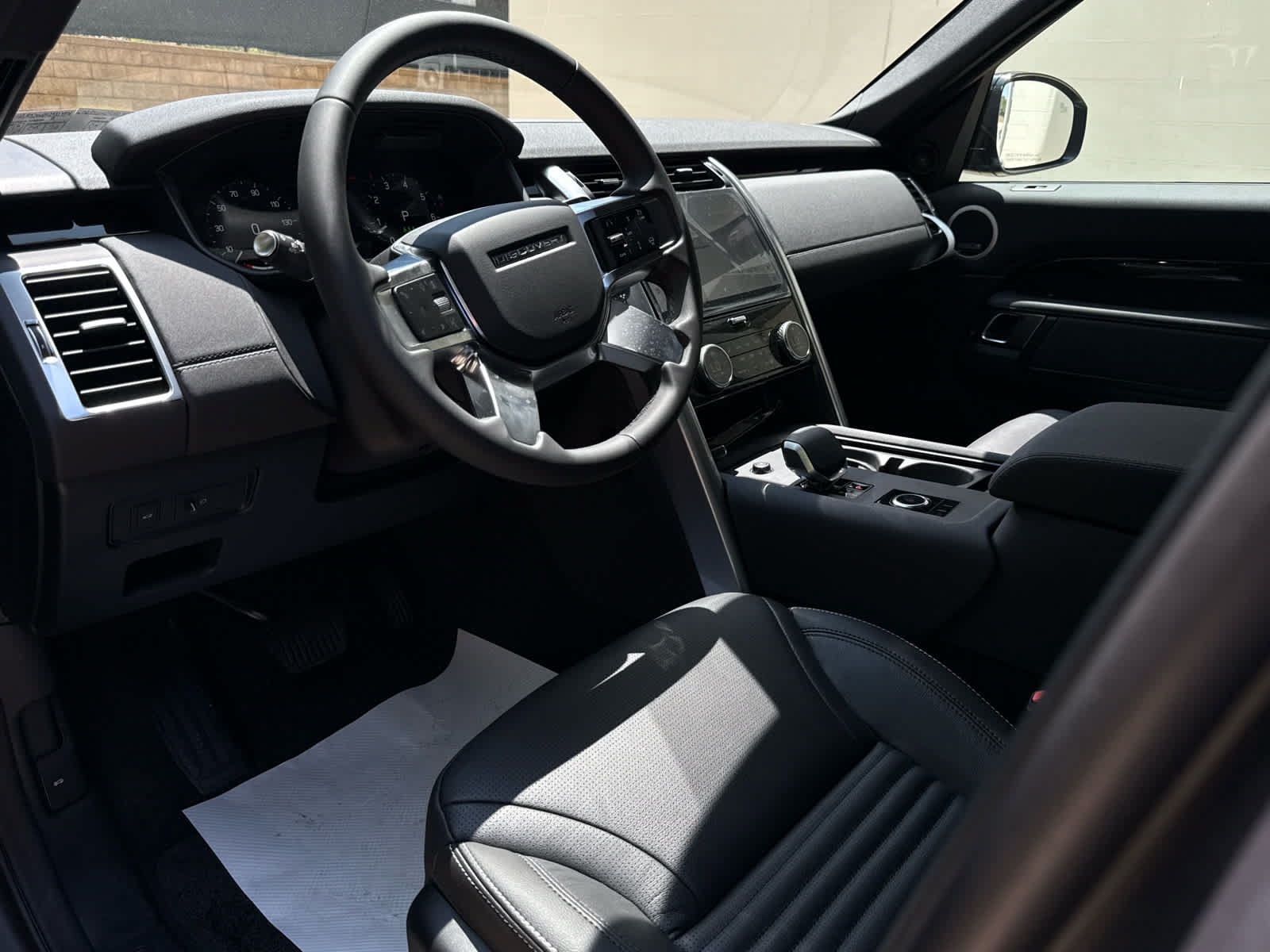 Used 2025 Land Rover Discovery S AWD/4WD image 12