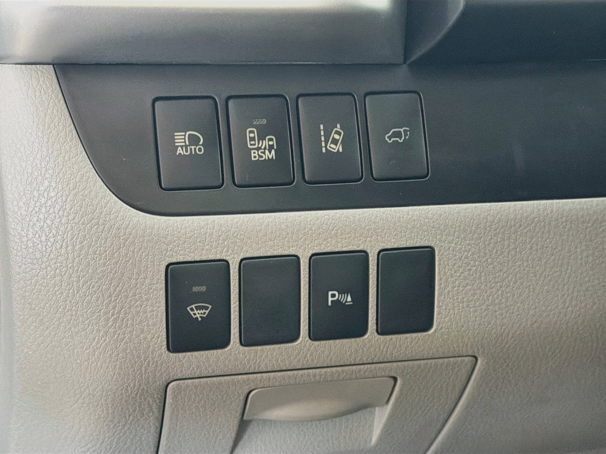 Used 2016 Toyota Highlander Limited w/ Driver Technology Package AWD/4WD image 16