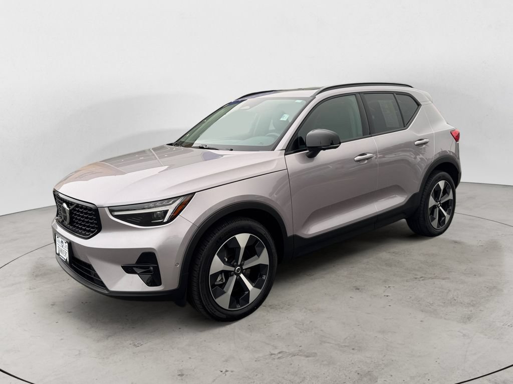 Certified 2026 Volvo XC40 B5 Plus AWD/4WD image 2