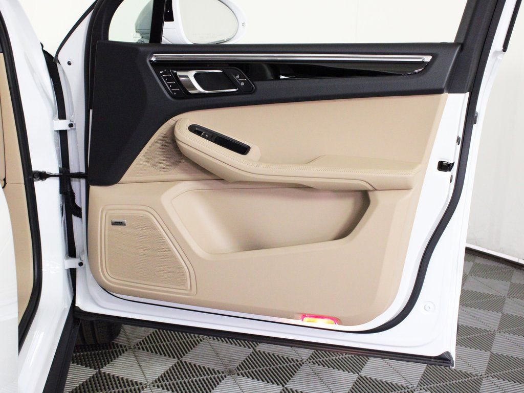 Certified 2025 Porsche Macan image 35