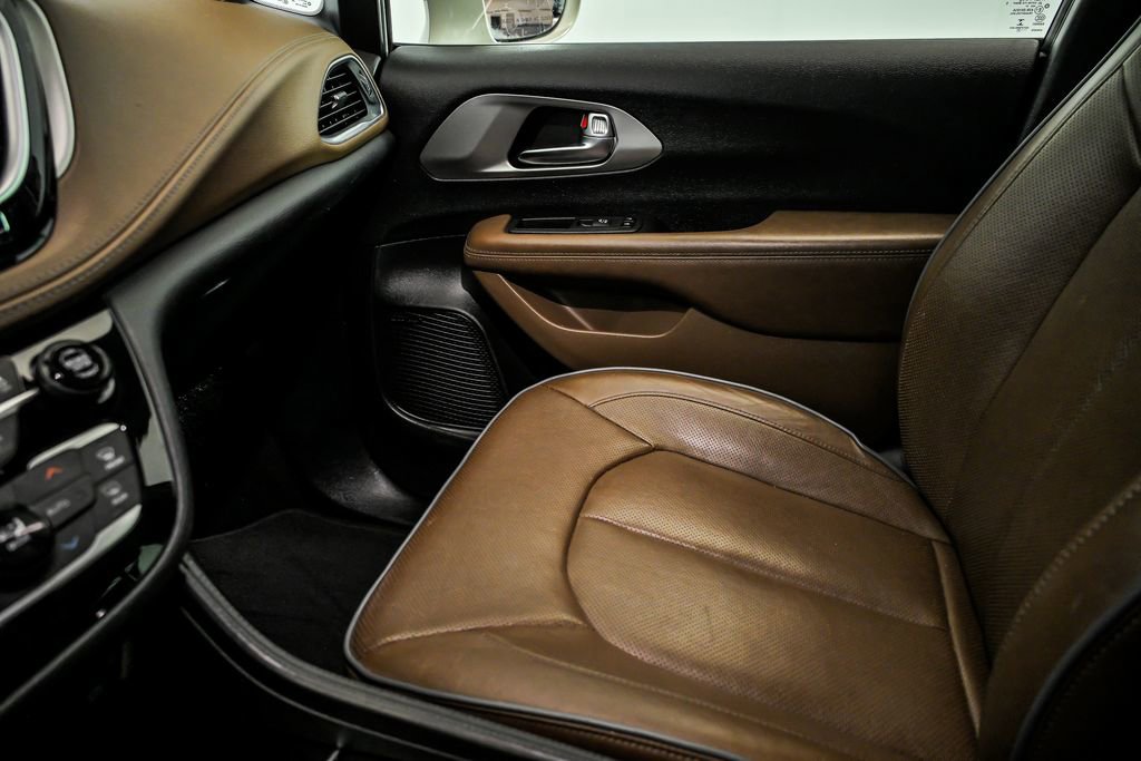 Used 2021 Chrysler Pacifica Limited w/ Uconnect Theater Family Group image 26