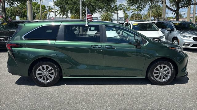 Certified 2022 Toyota Sienna XLE image 10