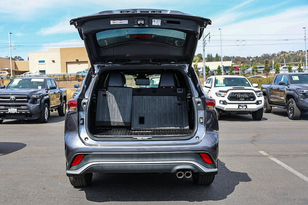 Certified 2024 Toyota Highlander XSE FWD image 28