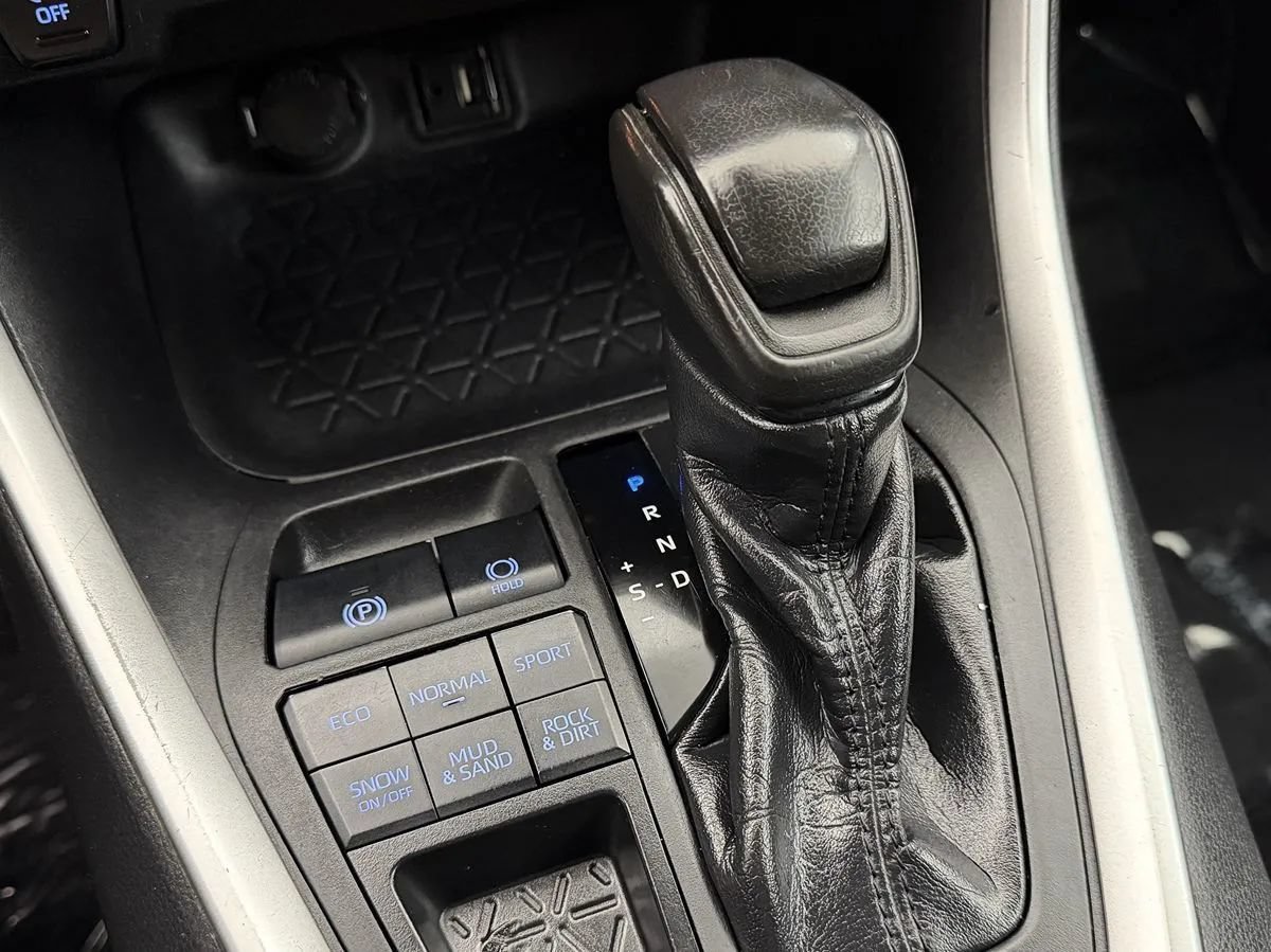Used 2019 Toyota RAV4 LE AWD/4WD image 19