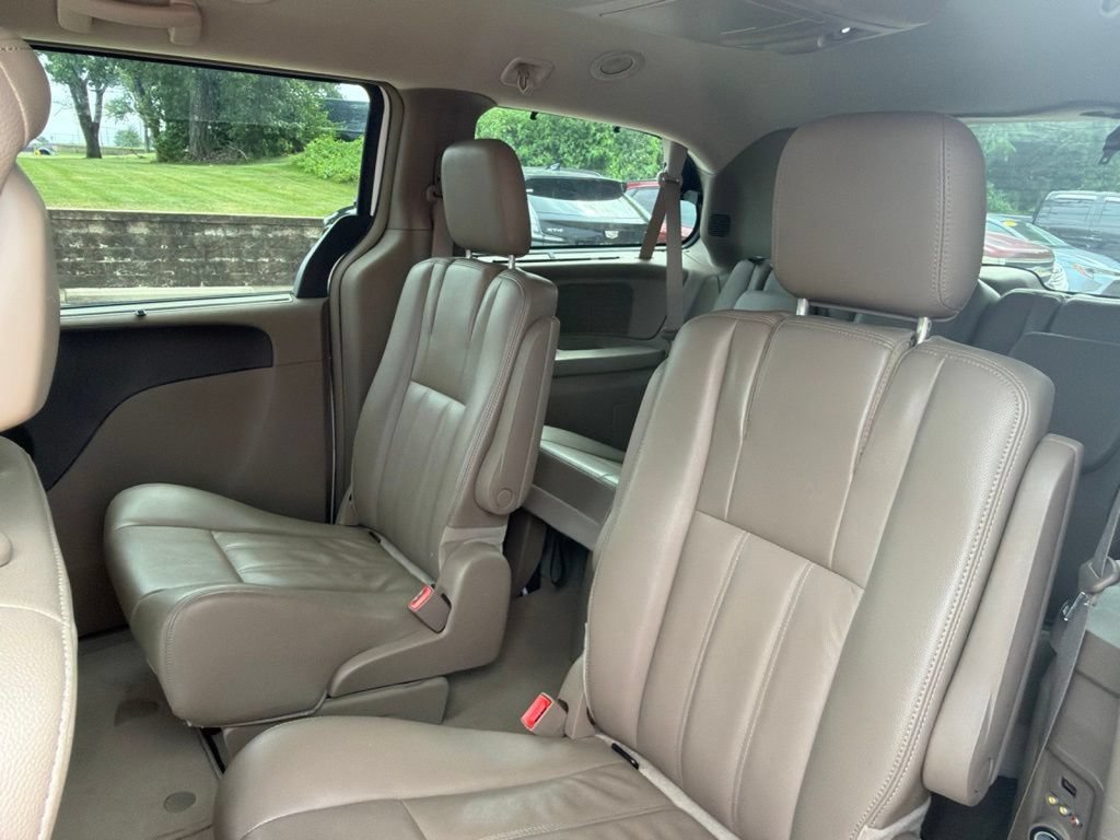 Used 2014 Chrysler Town & Country Touring FWD image 17
