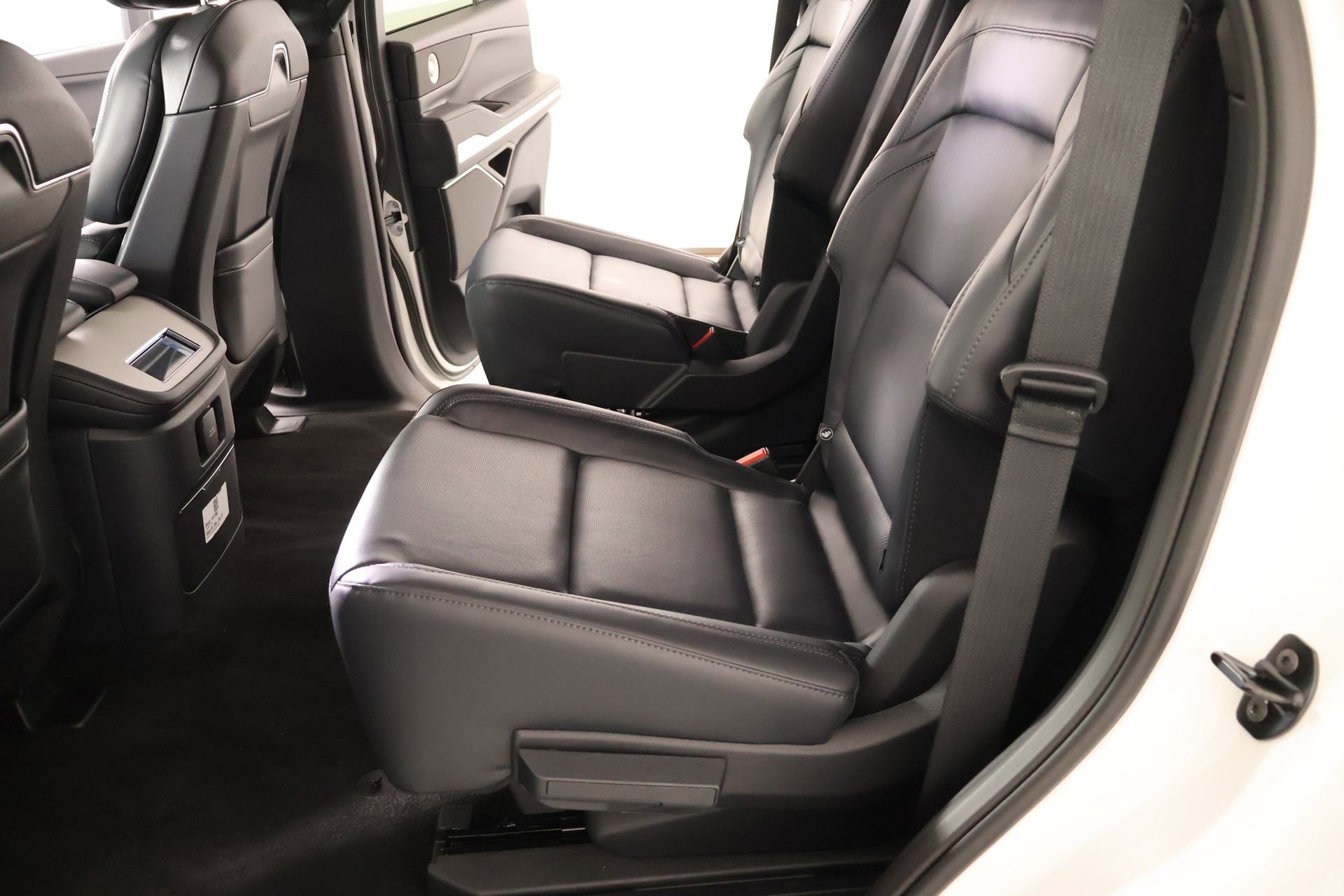 New 2026 Lincoln Navigator Reserve w/ Jet Appearance Package AWD/4WD image 13