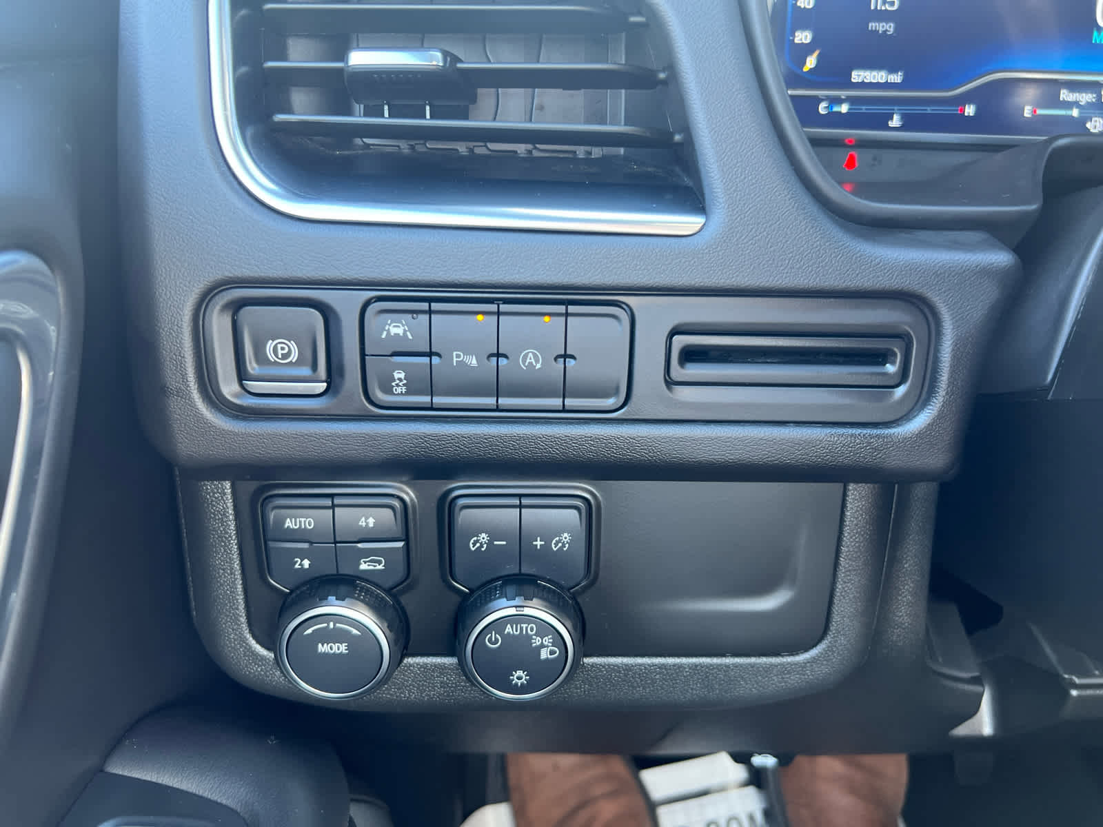 Used 2024 Chevrolet Suburban LT image 18