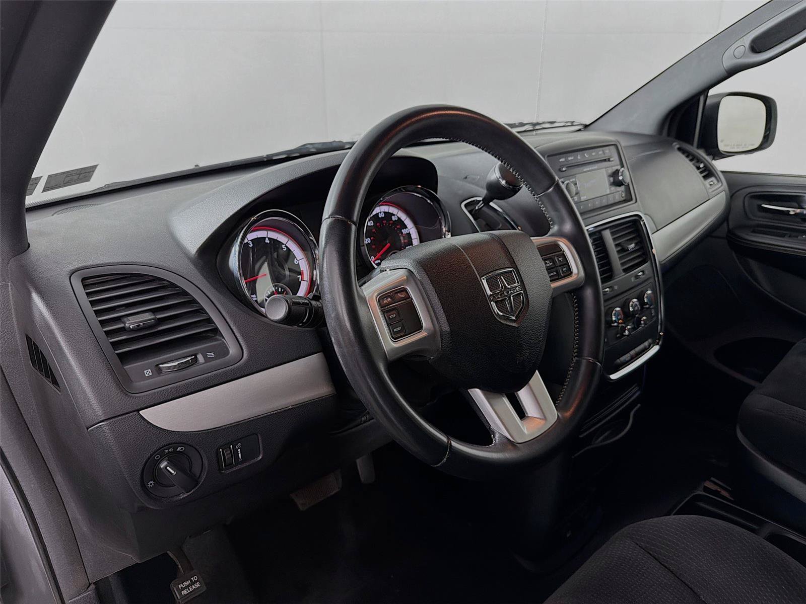 Used 2015 Dodge Grand Caravan SE w/ Quick Order Package 29E SE FWD image 16
