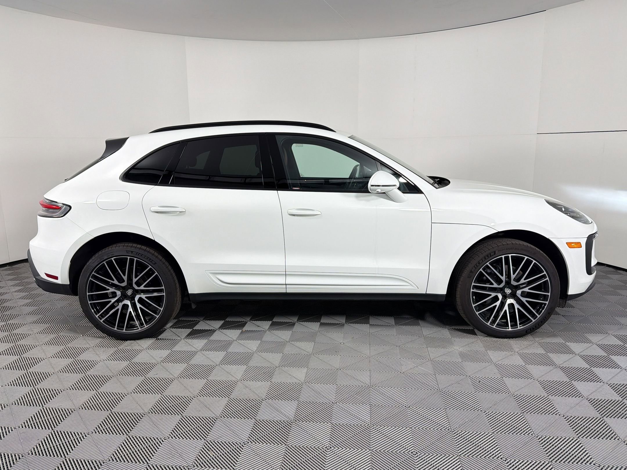 Certified 2025 Porsche Macan image 8