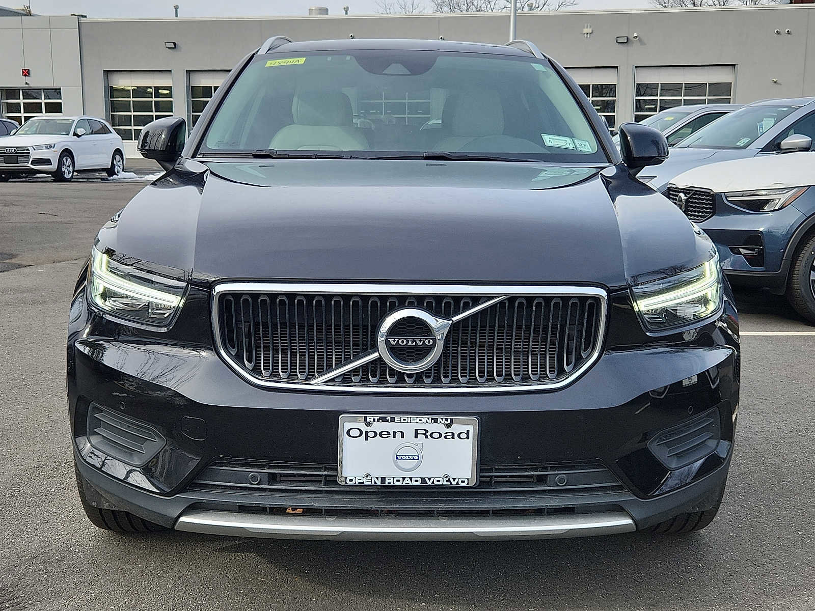Used 2019 Volvo XC40 T5 Momentum image 2