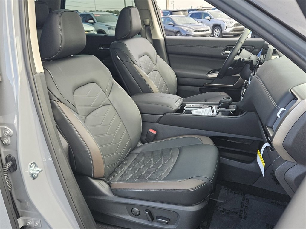 New 2025 Nissan Pathfinder Platinum image 16