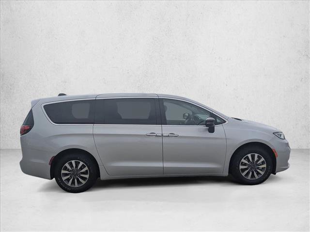 Used 2024 Chrysler Pacifica Limited FWD image 4