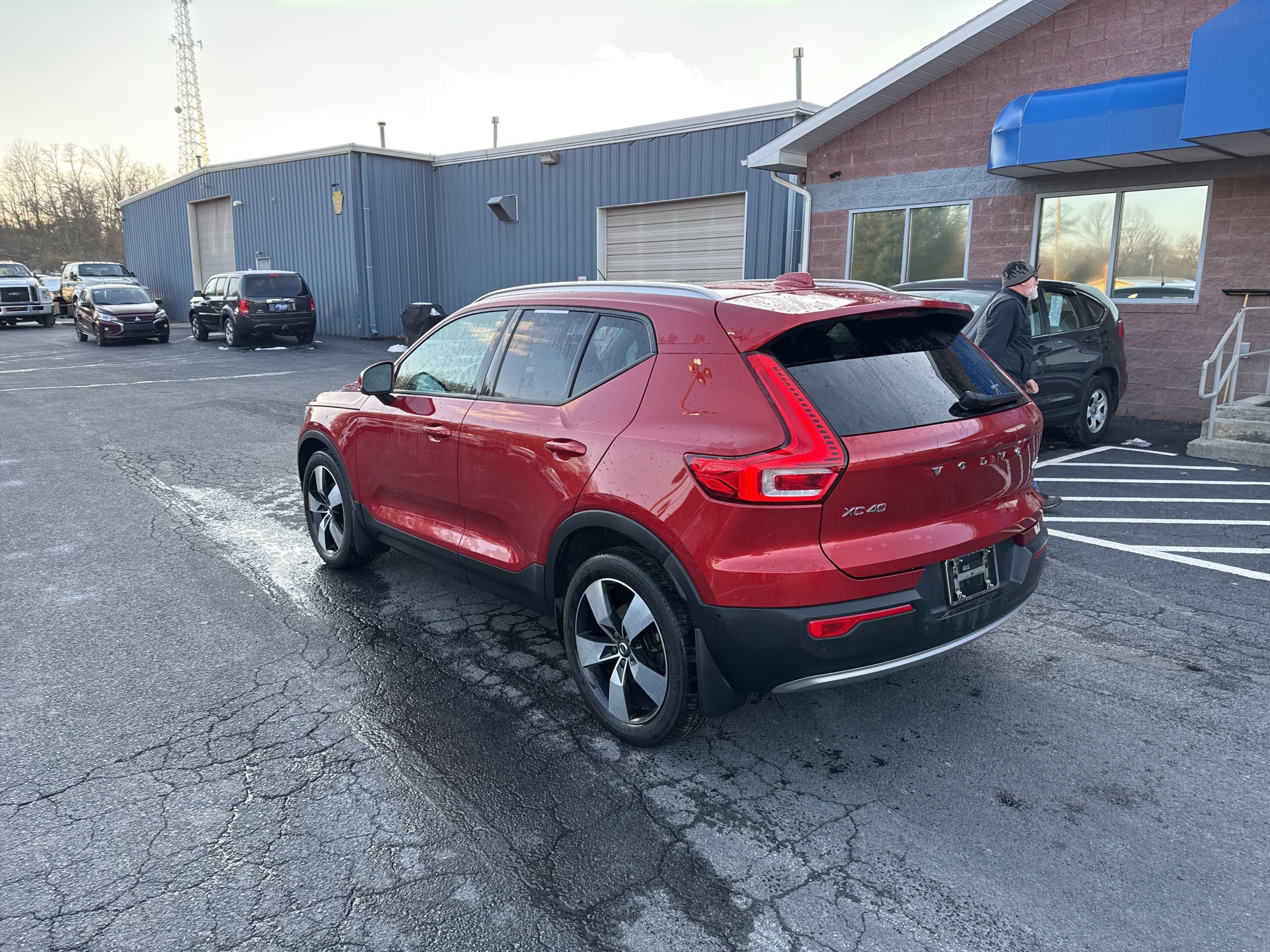 Used 2019 Volvo XC40 T5 Momentum image 4