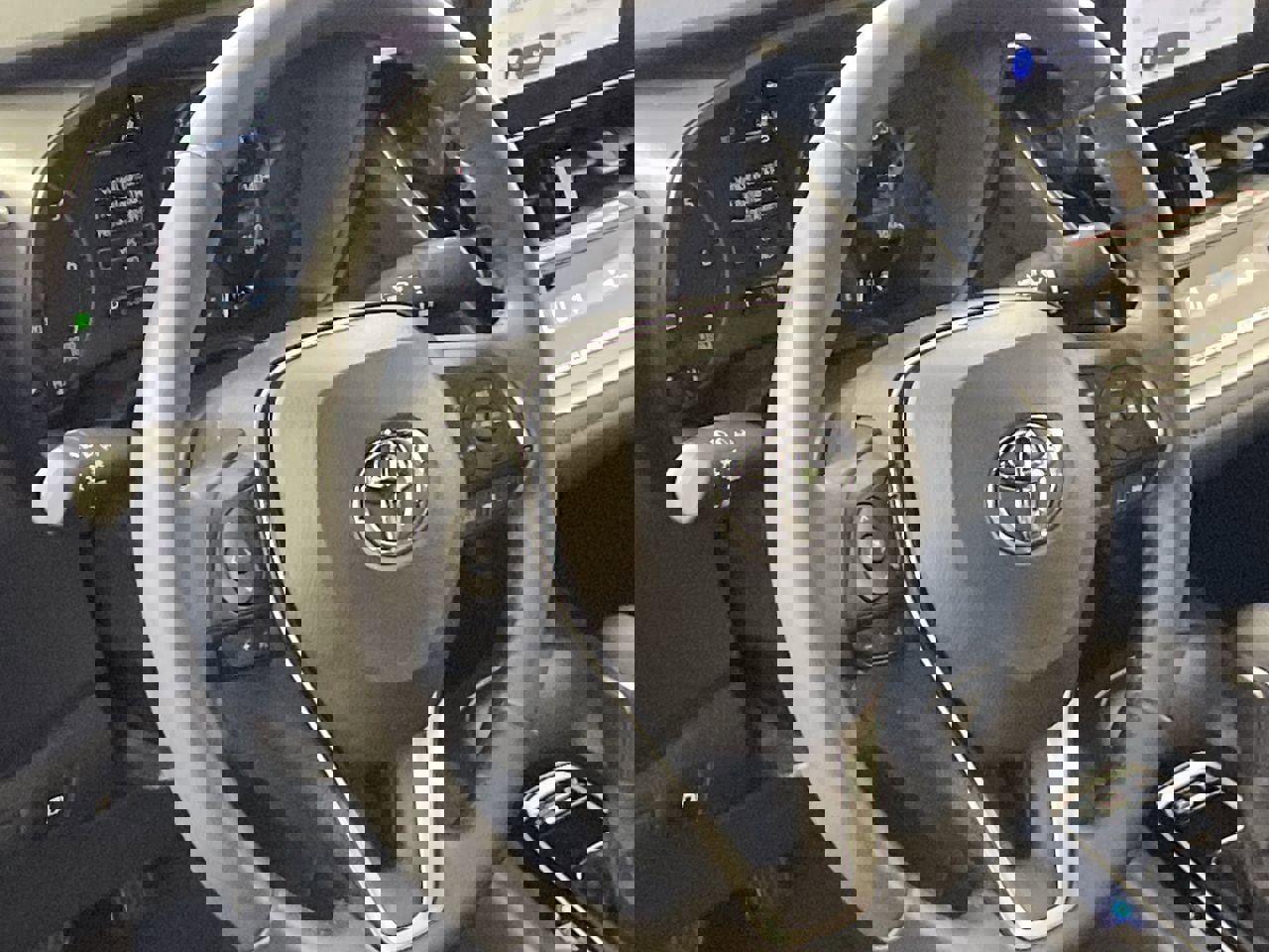 Used 2025 Toyota Corolla SE w/ Convenience Package image 14