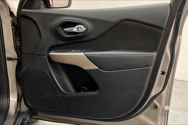 Used 2017 Jeep Cherokee Latitude image 23