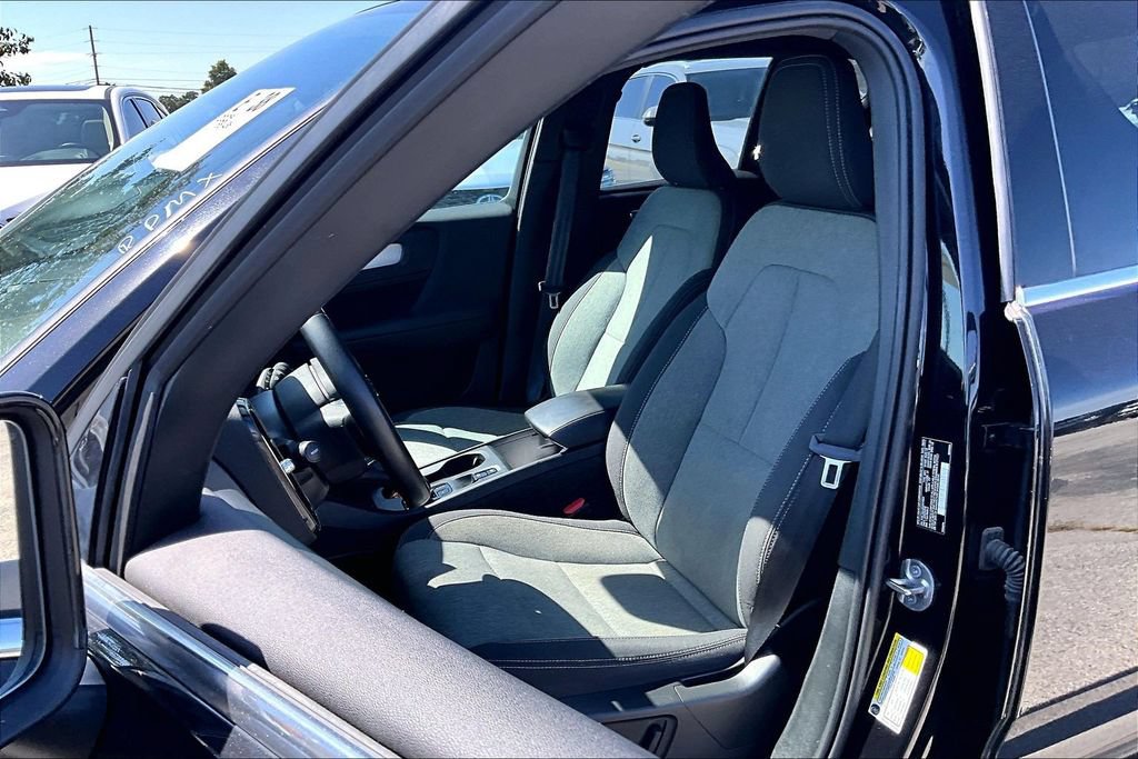 Used 2025 Volvo XC40 B5 Core AWD/4WD image 33