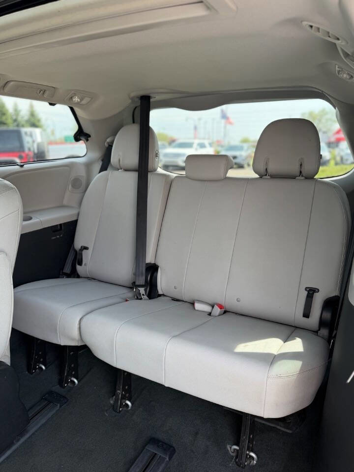 Used 2017 Toyota Sienna Limited Premium AWD/4WD image 11