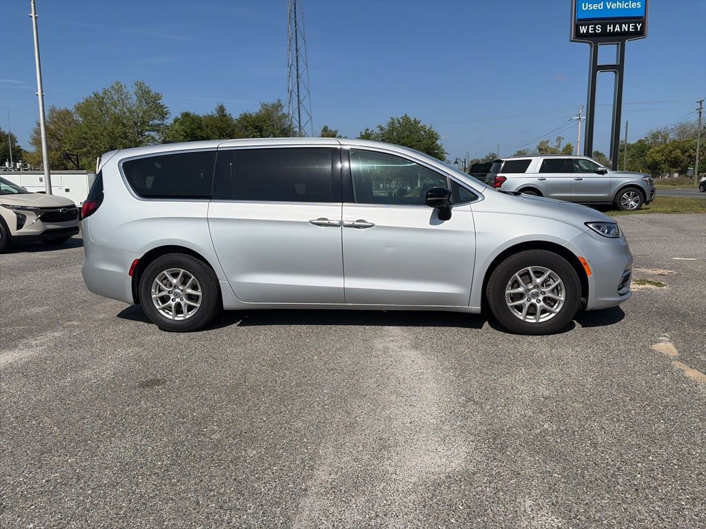 Used 2024 Chrysler Pacifica Touring-L image 4