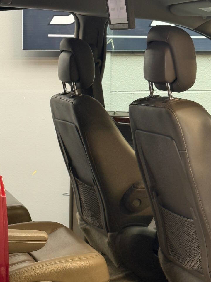 Used 2012 Chrysler Town & Country Touring-L w/ Entertainment Group #2 FWD image 11