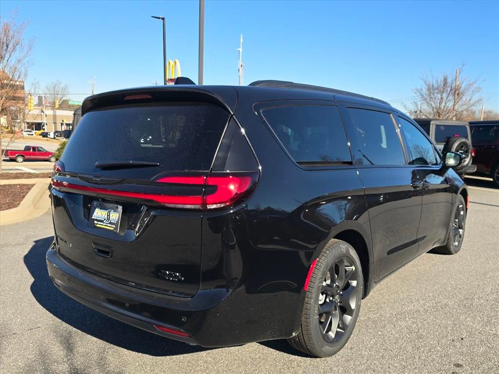 New 2026 Chrysler Pacifica Select w/ S Appearance Package FWD image 3