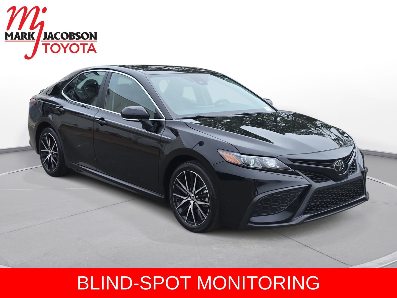 Used 2024 Toyota Camry SE image 4