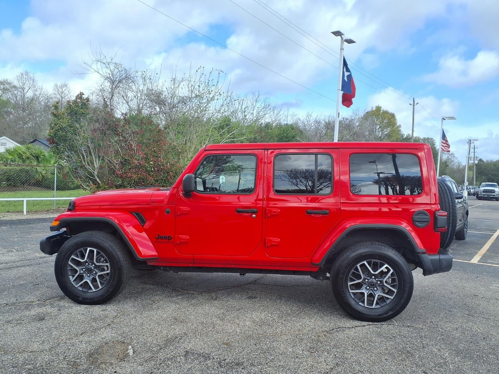 Used 2025 Jeep Wrangler Sahara image 24