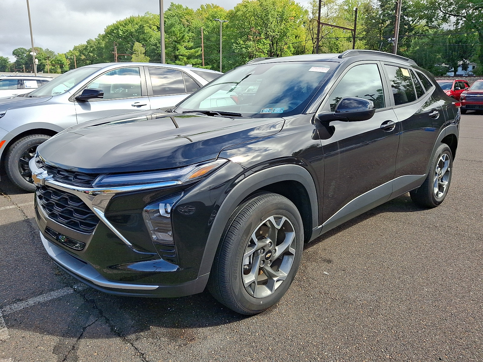 Used 2025 Chevrolet Trax LT FWD image 2