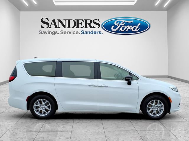 Used 2024 Chrysler Pacifica Touring-L image 2