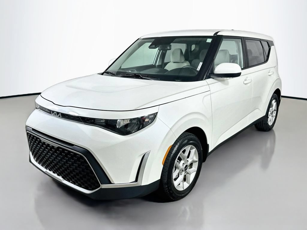 Used 2025 Kia Soul LX w/ LX Technology Package FWD image 3