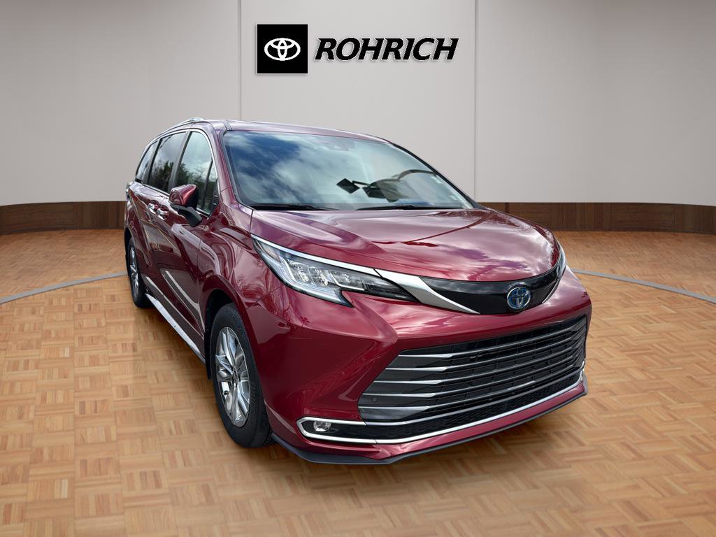 Used 2023 Toyota Sienna Limited image 3