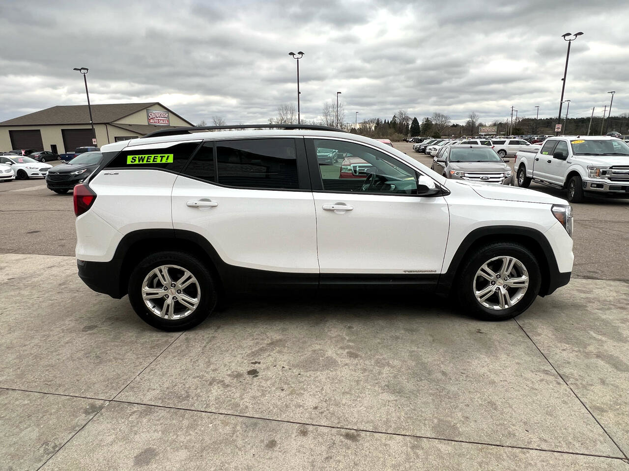 Used 2022 GMC Terrain SLE w/ Driver Convenience Package image 4