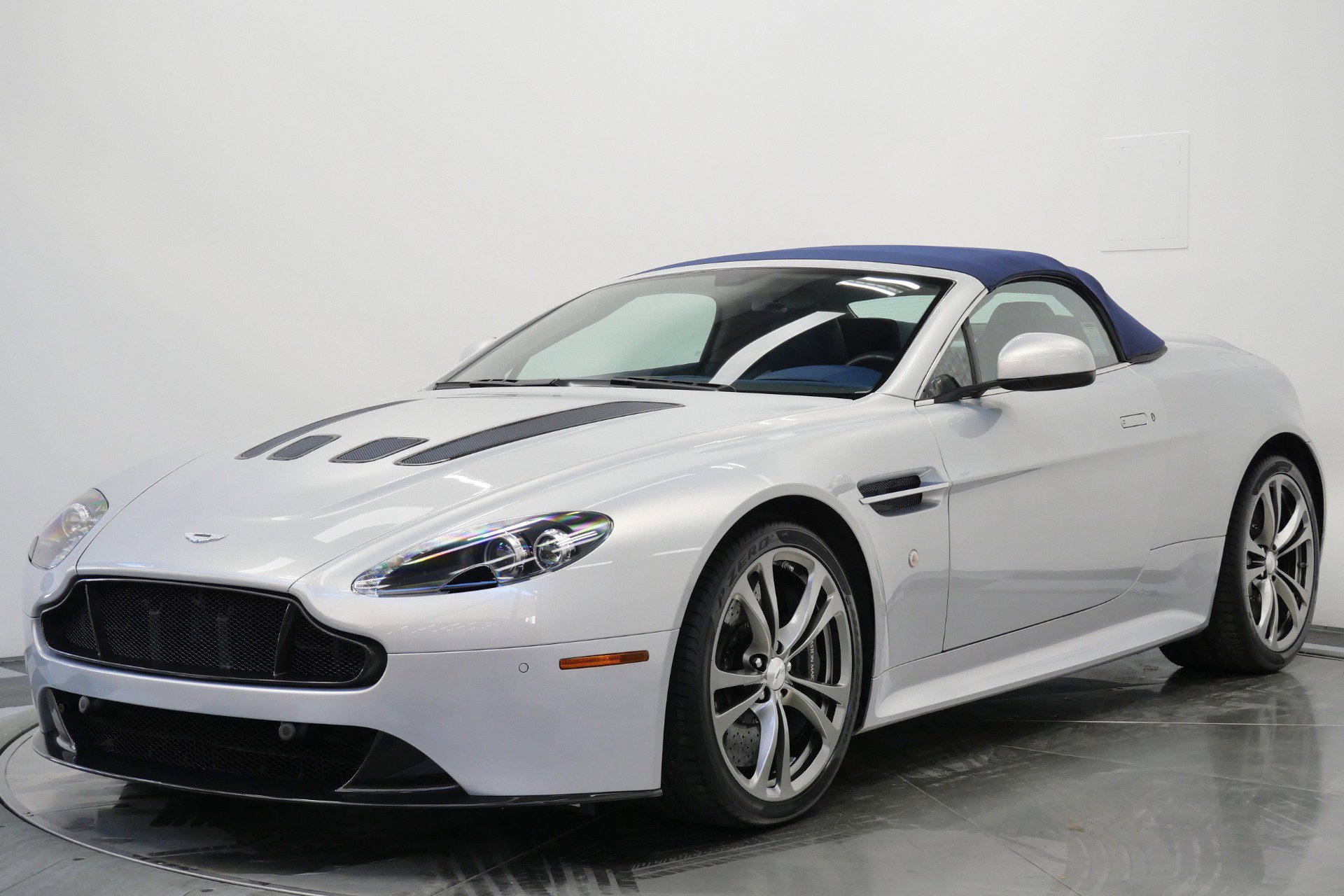 Used 2017 Aston Martin V12 Vantage S RWD image 5