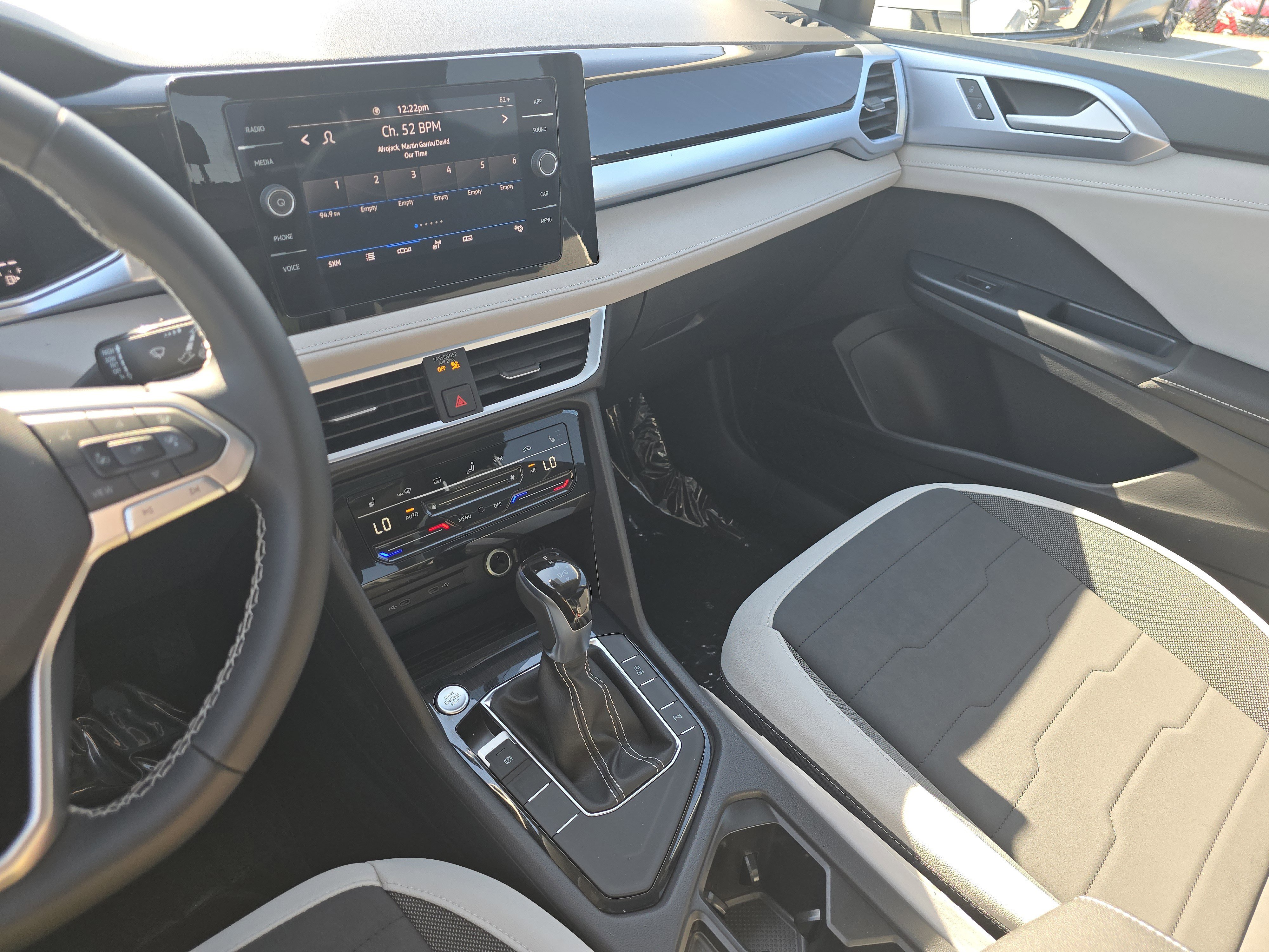 New 2025 Volkswagen Taos SE image 22